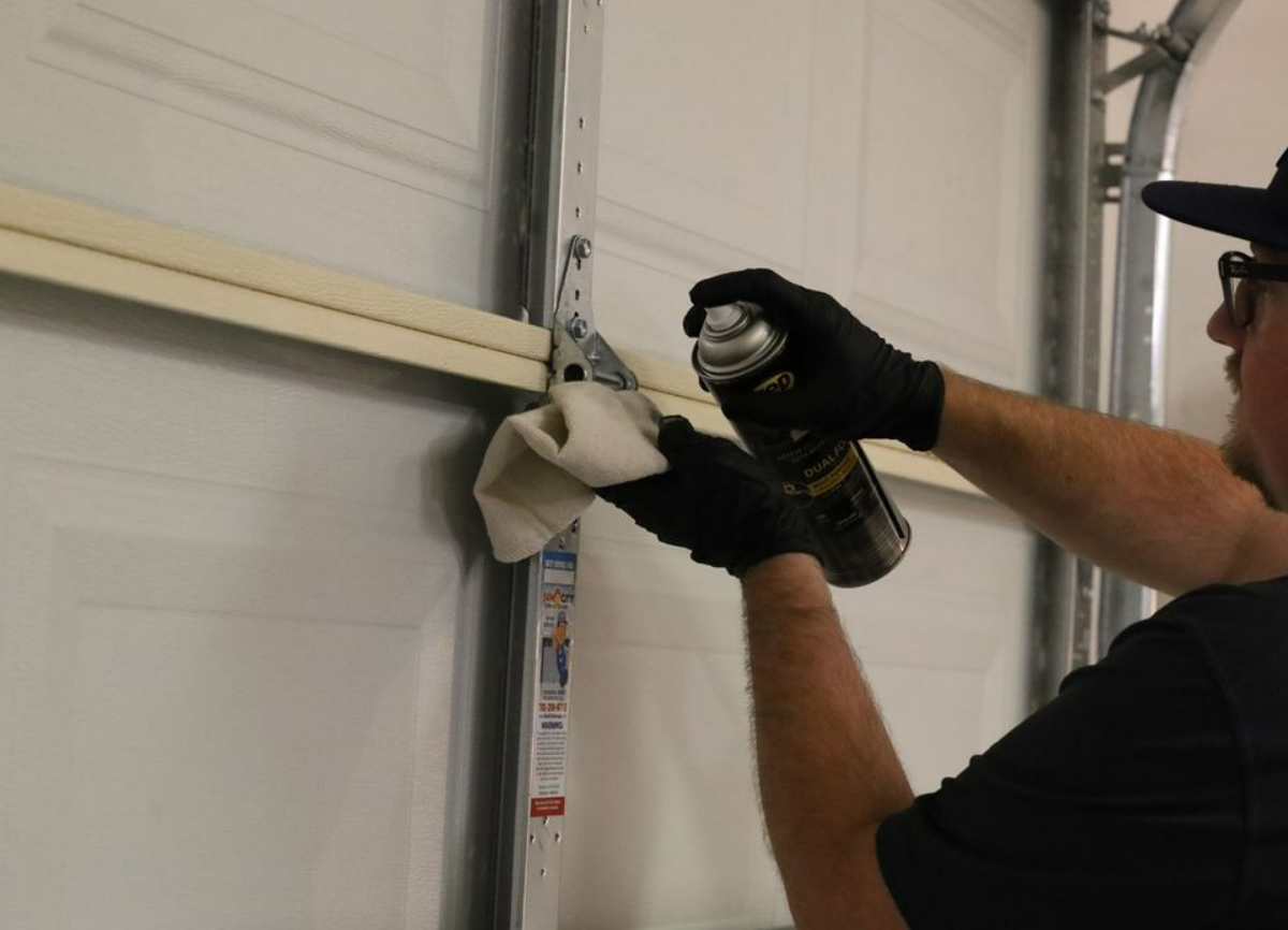 Noisy garage door fix service by Orlando FL Garage Door Services, your trusted local technicians for quiet and efficient garage door solutions.